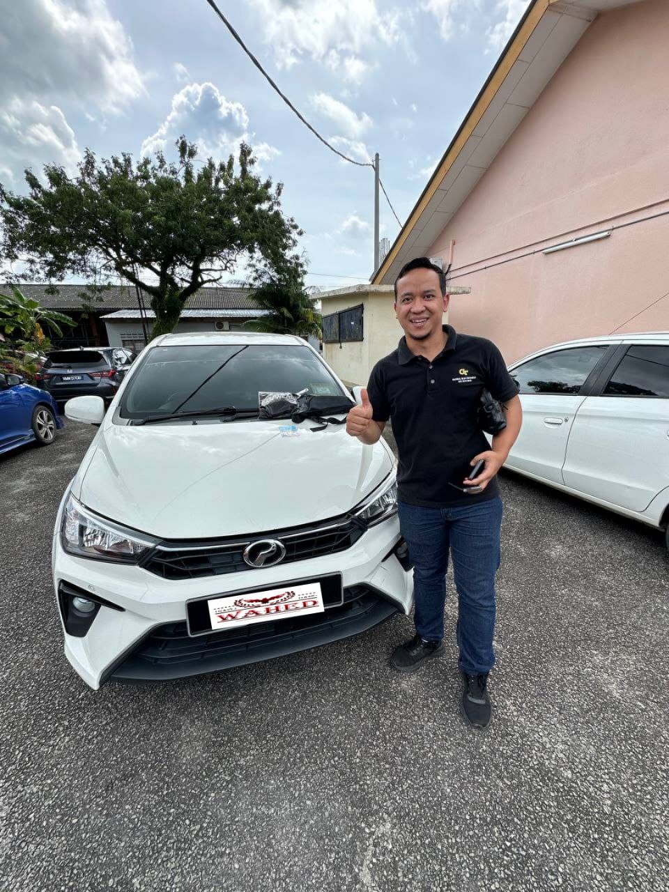 Happy customer dengan kunci kereta