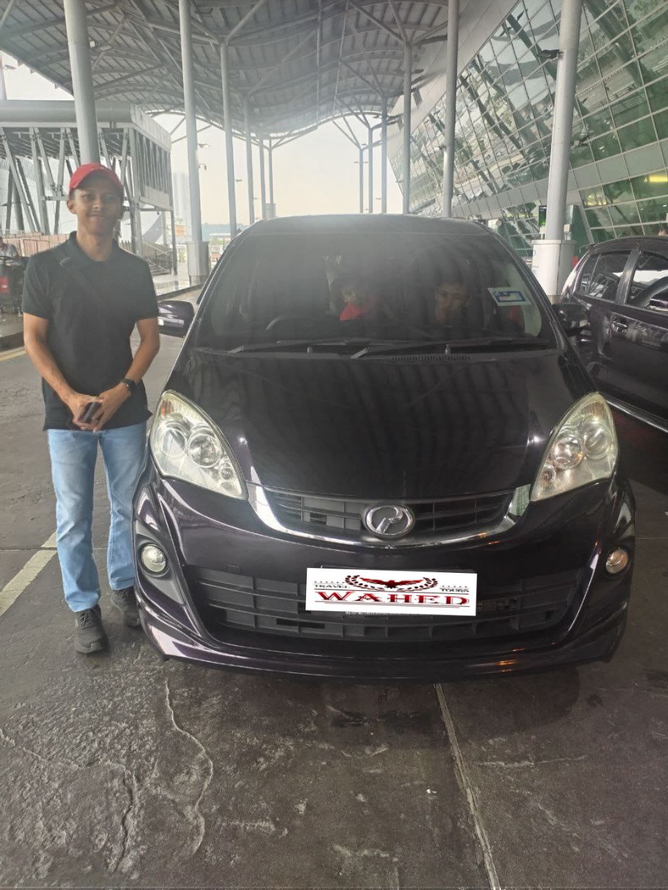 Happy customer dengan kunci kereta