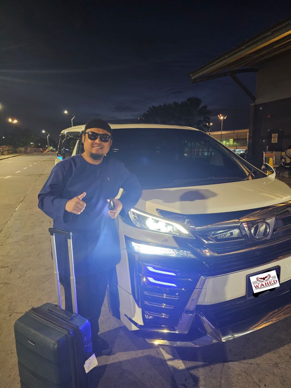 Happy customer dengan kunci kereta