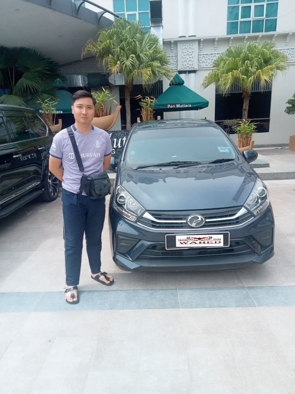 Happy customer dengan kunci kereta