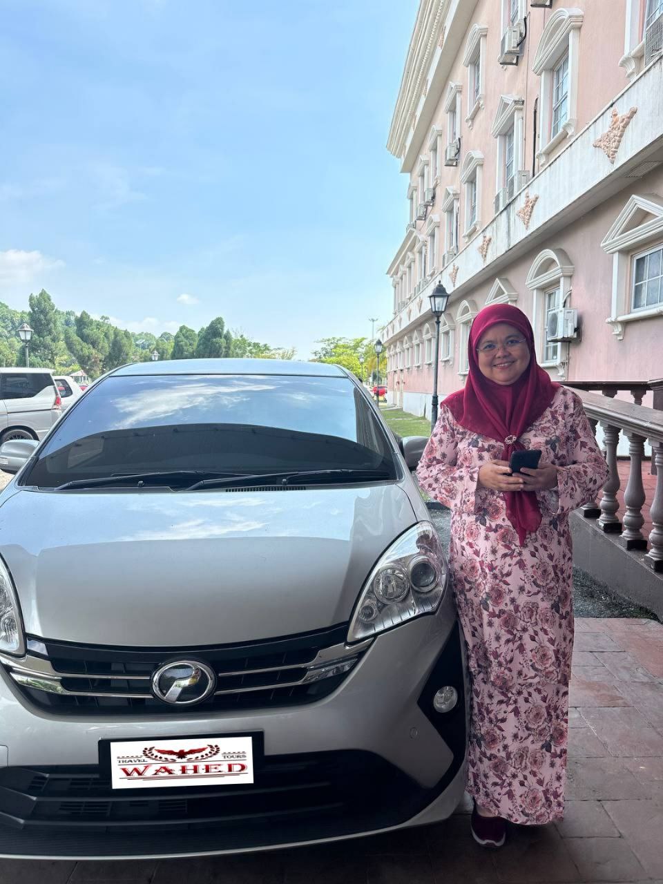 Happy customer dengan kunci kereta