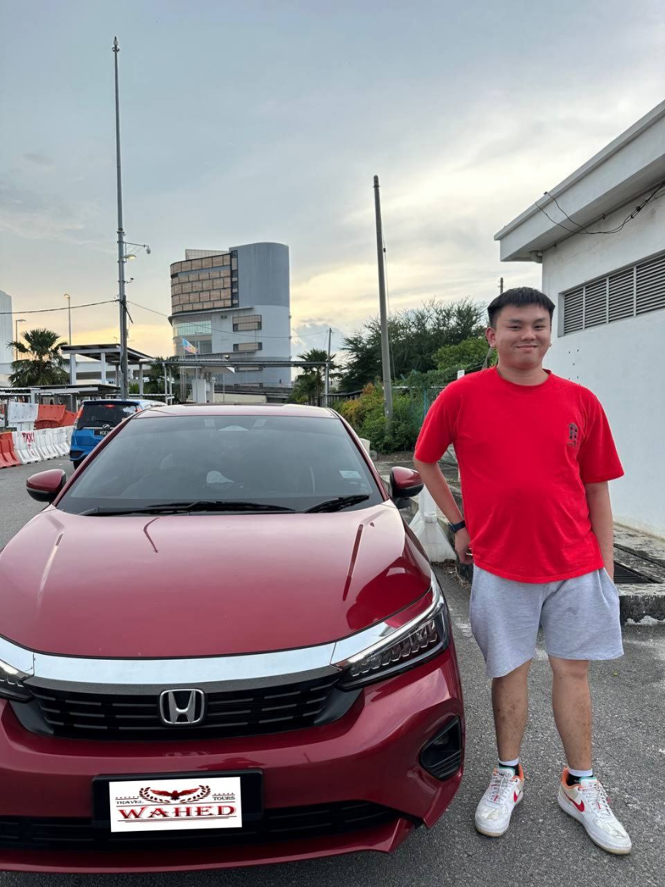 Happy customer dengan kunci kereta