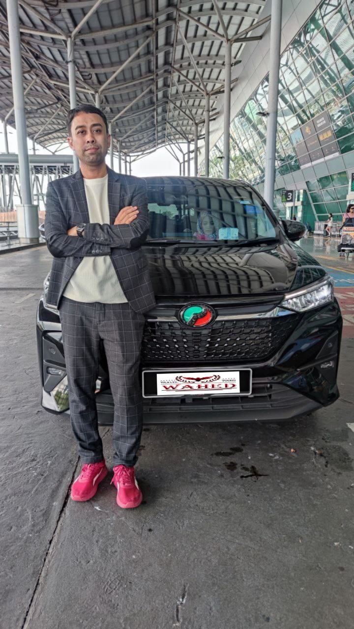 Happy customer dengan kunci kereta